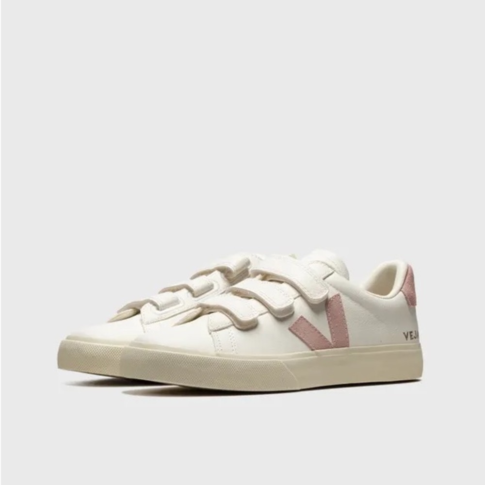 VEJA- Recife Logo Sneaker (Women) color: extra-white babe